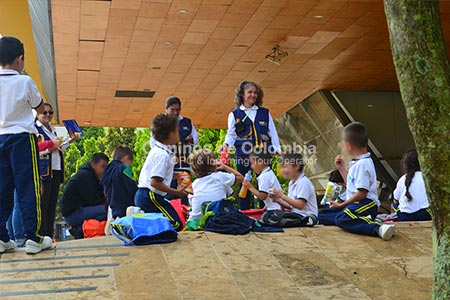 Estudiantes actividad académica en ciudad