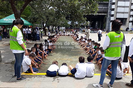 Estudiantes actividad académica en ciudad