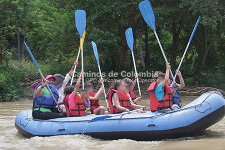 Estudiantes en actividad de rafting